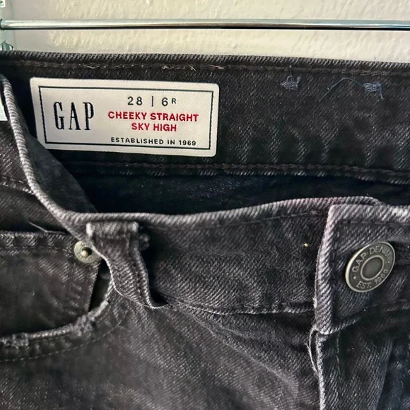 GAP Women’s Dark Gray Cropped Cheeky Straight Sky High Jeans - Picture 3 of 3